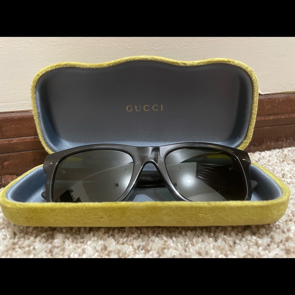 Gucci sunglasses model GG00083